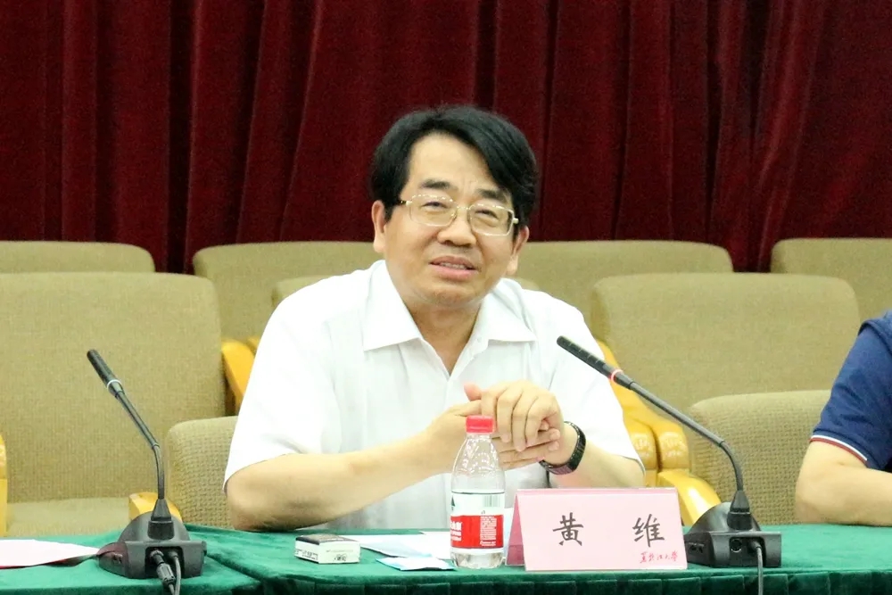 西北工业大学黄维院士一行到我校考察交流